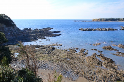 風早海岸の写真、リアス式海岸の磯と青い海の絶景写真。