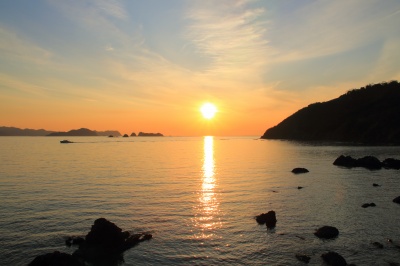 リアス式海岸の西有田自然公園の紀伊水道の海に沈む夕日の絶景写真