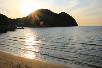 海水浴場の砂浜と夕日の絶景写真