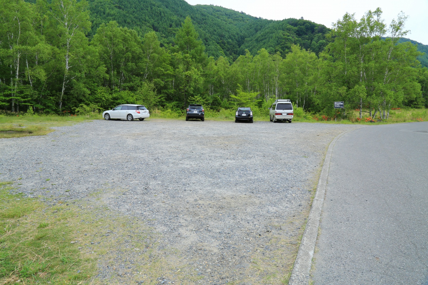 乗鞍高原・一ノ瀬園地２<br />　どじょう池、レンゲツツジ園（群生地）の駐車場の写真